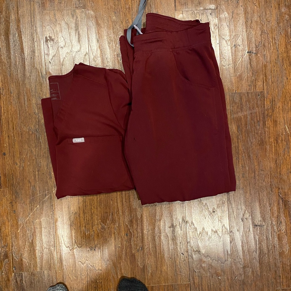 Womens Figs Scrub Set Burgandy size large
Caterina top
Kade pants